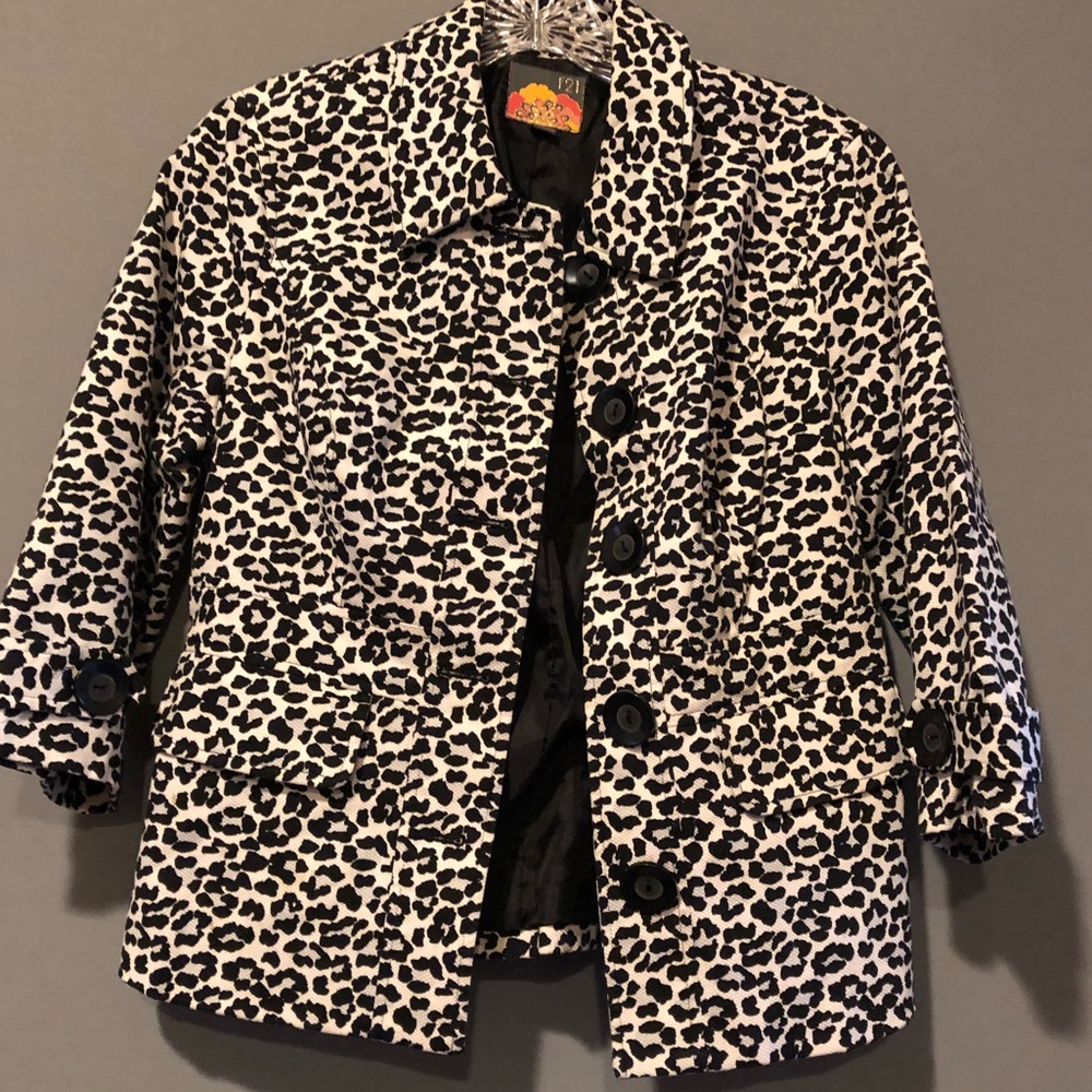 Super cute leopard coat falls at the waist